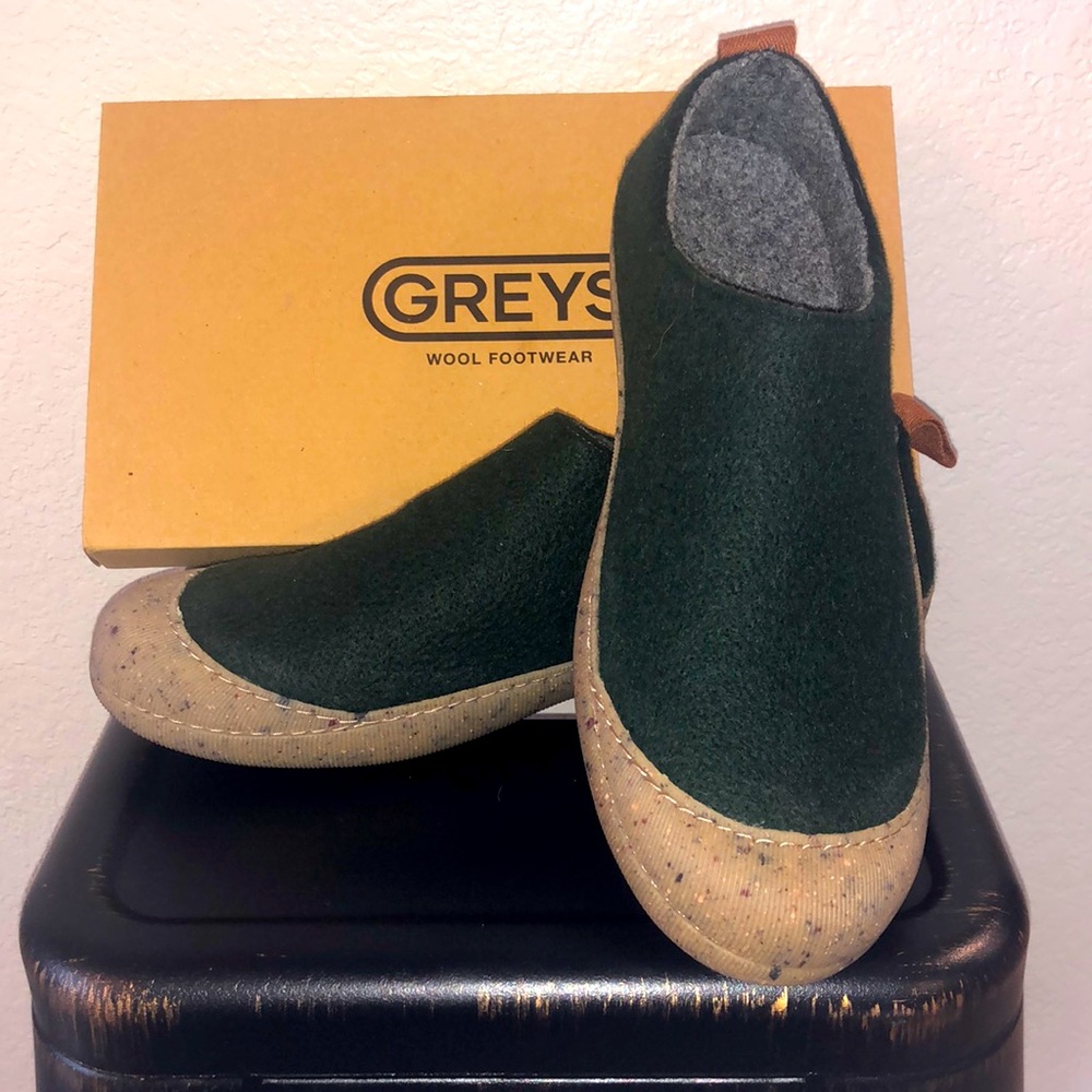 NIB, size 10, “The Outdoor Slipper” in Forest Green from Grey’s Footwear.